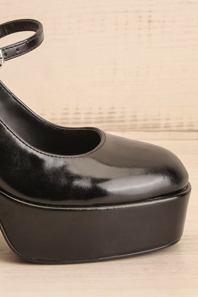 Apluwai Heeled Mary Jane Shoes | La petite garçonne side front close-up