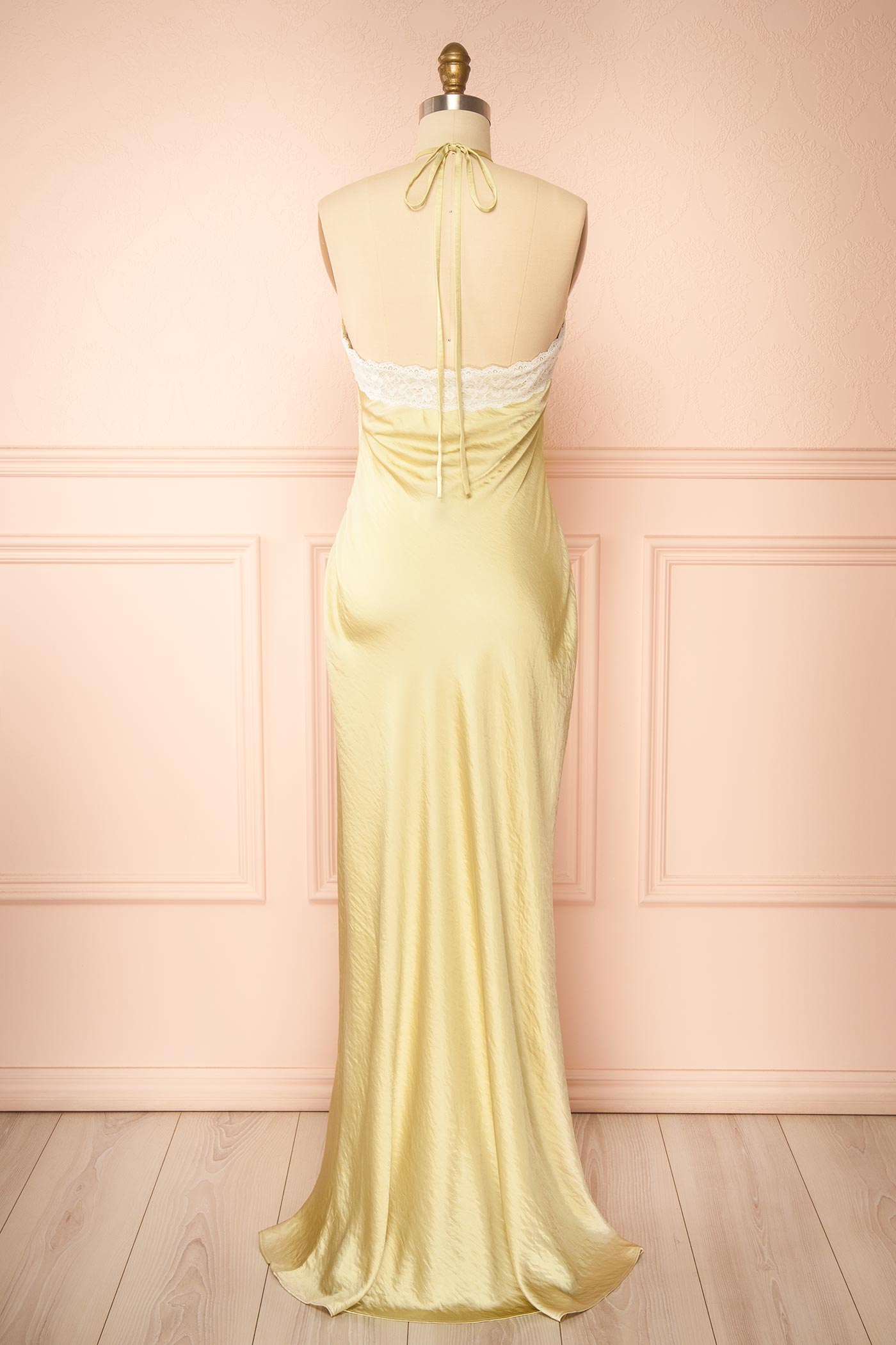 Aralynn Sauge | Robe Maxi à Col Licou en Satin avec Bordure en Dentelle