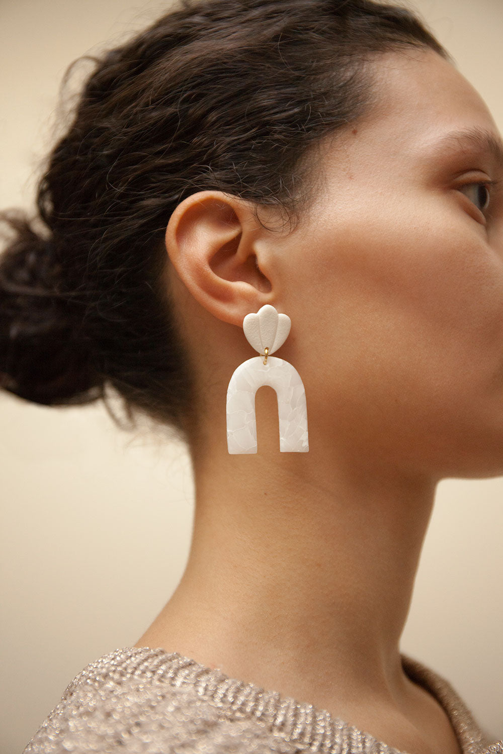 Archie Arched Pendant Earrings | La petite garçonne model