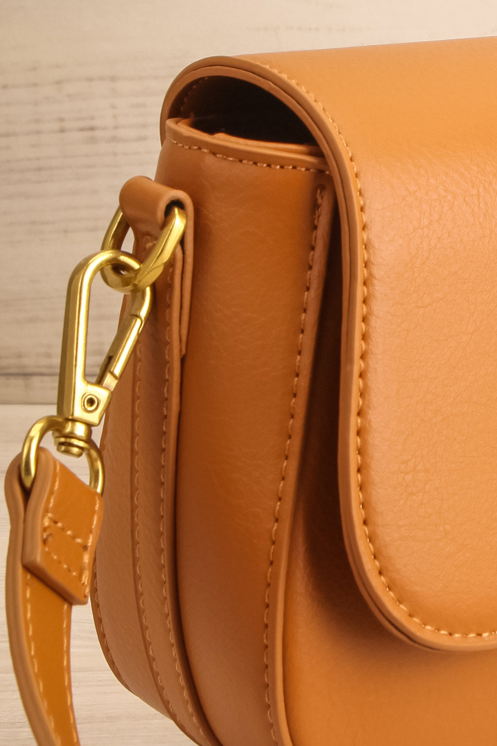 Athenna Caramel Vegan Leather Saddle Bag | La petite garçonne side close-up