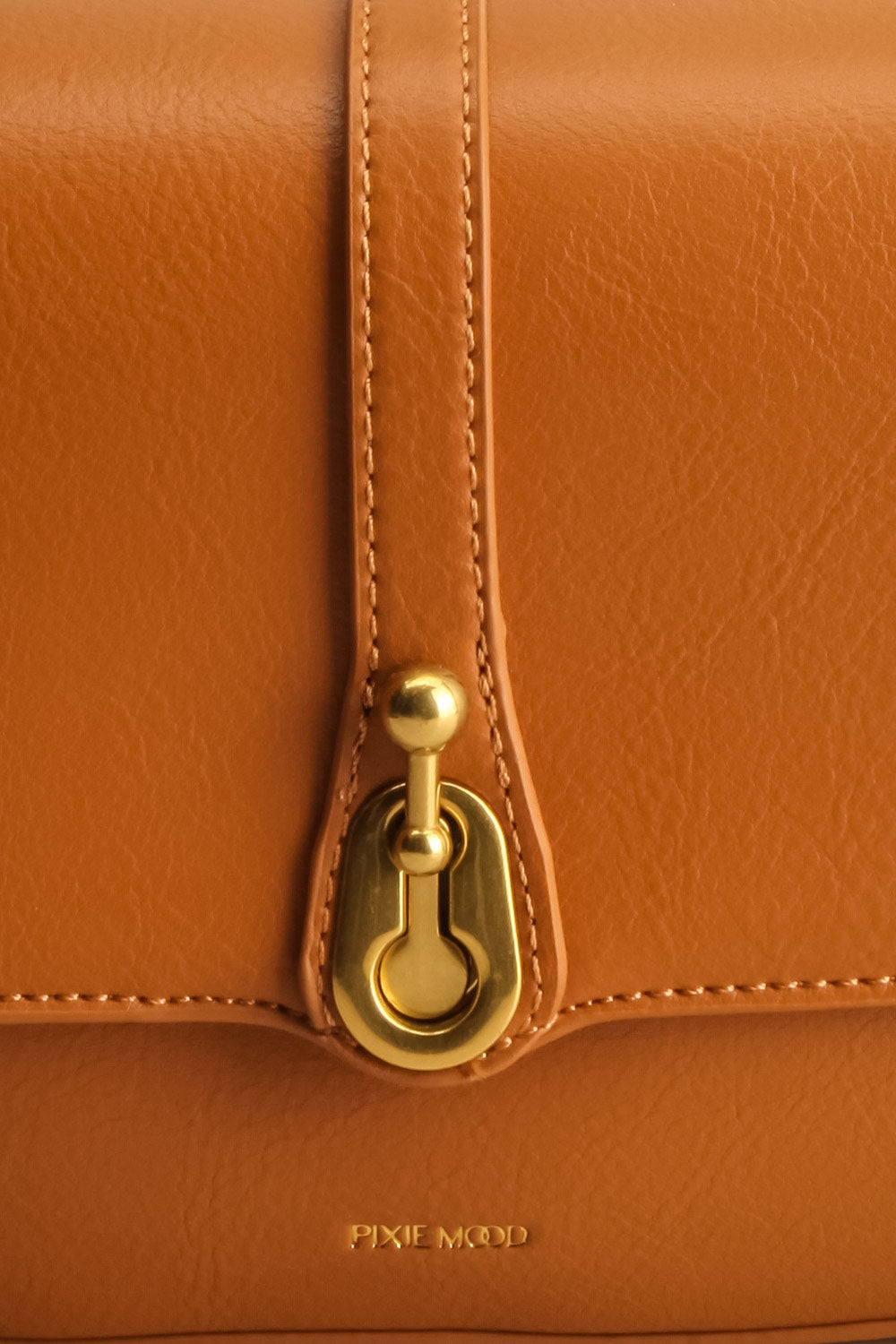 Athenna Caramel Vegan Leather Saddle Bag | La petite garçonne front close-up
