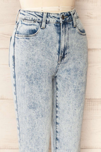 Auxerre Light Wash Blue High-Waisted Jeans | La petite garçonne side close-up