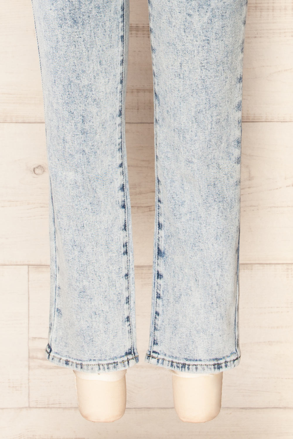Auxerre Light Wash Blue High-Waisted Jeans | La petite garçonne bottom close-up