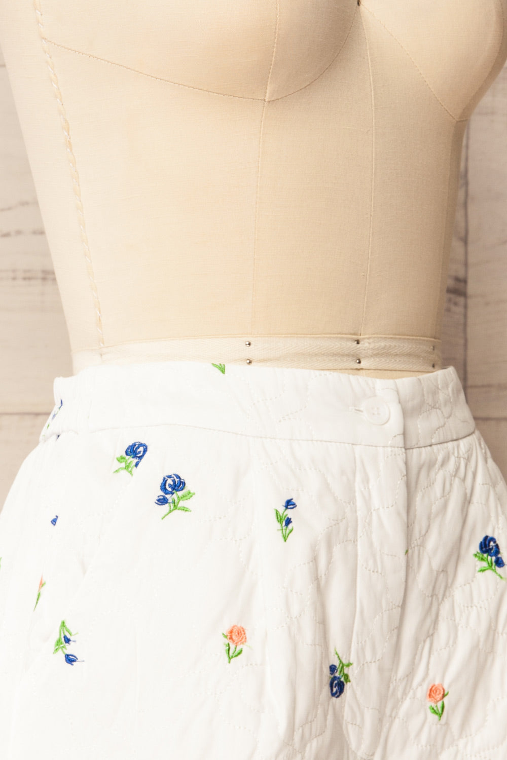 Baglung White Quilted Shorts with Scalloped Hems | La petite garçonne side