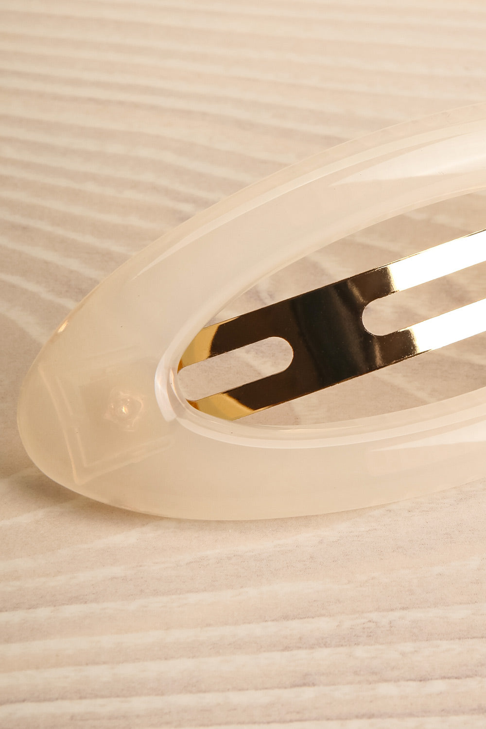 Baklava White Oval Hair Clip | La petite garçonne front