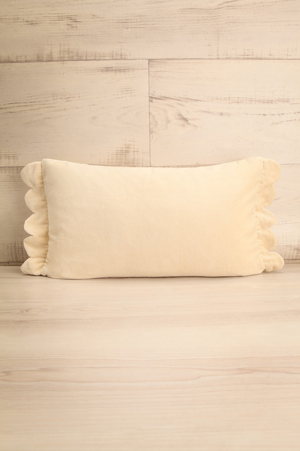Bantal Ivory Velvet Scallop Pillow | Maison garçonne