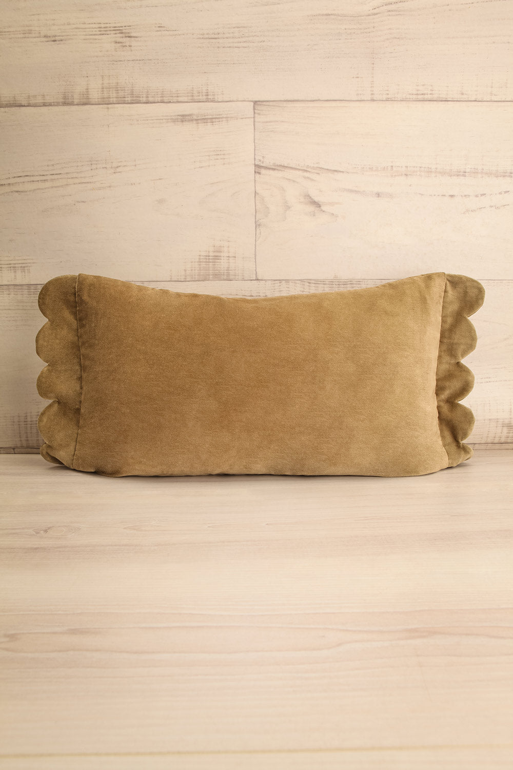 Bantal Taupe Velvet Scallop Pillow | Maison garçonne