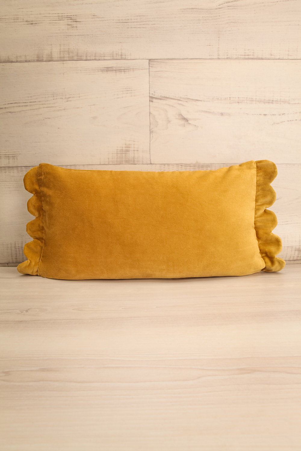 Bantal Yellow Velvet Scallop Pillow | Maison garçonne