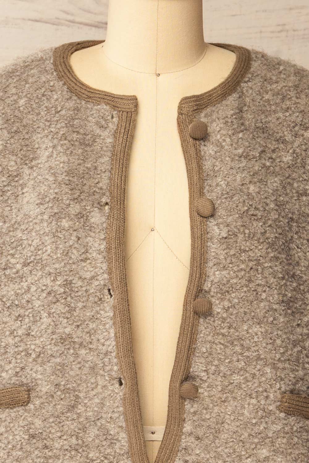 Bikaner Short Fuzzy Brown Cardigan | La petite garçonne open close-up