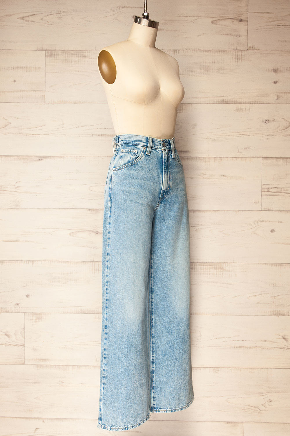Braga Light Wash High-Waisted Baggy Jeans | La petite garçonne side view