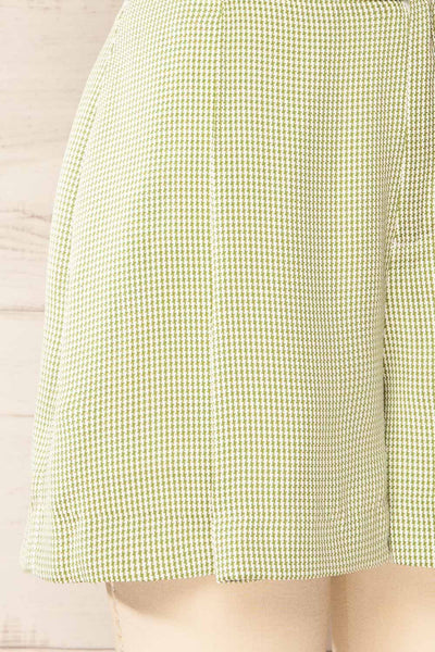 Bristol High-Waisted Green Houndstooth Shorts | La petite garçonne texture
