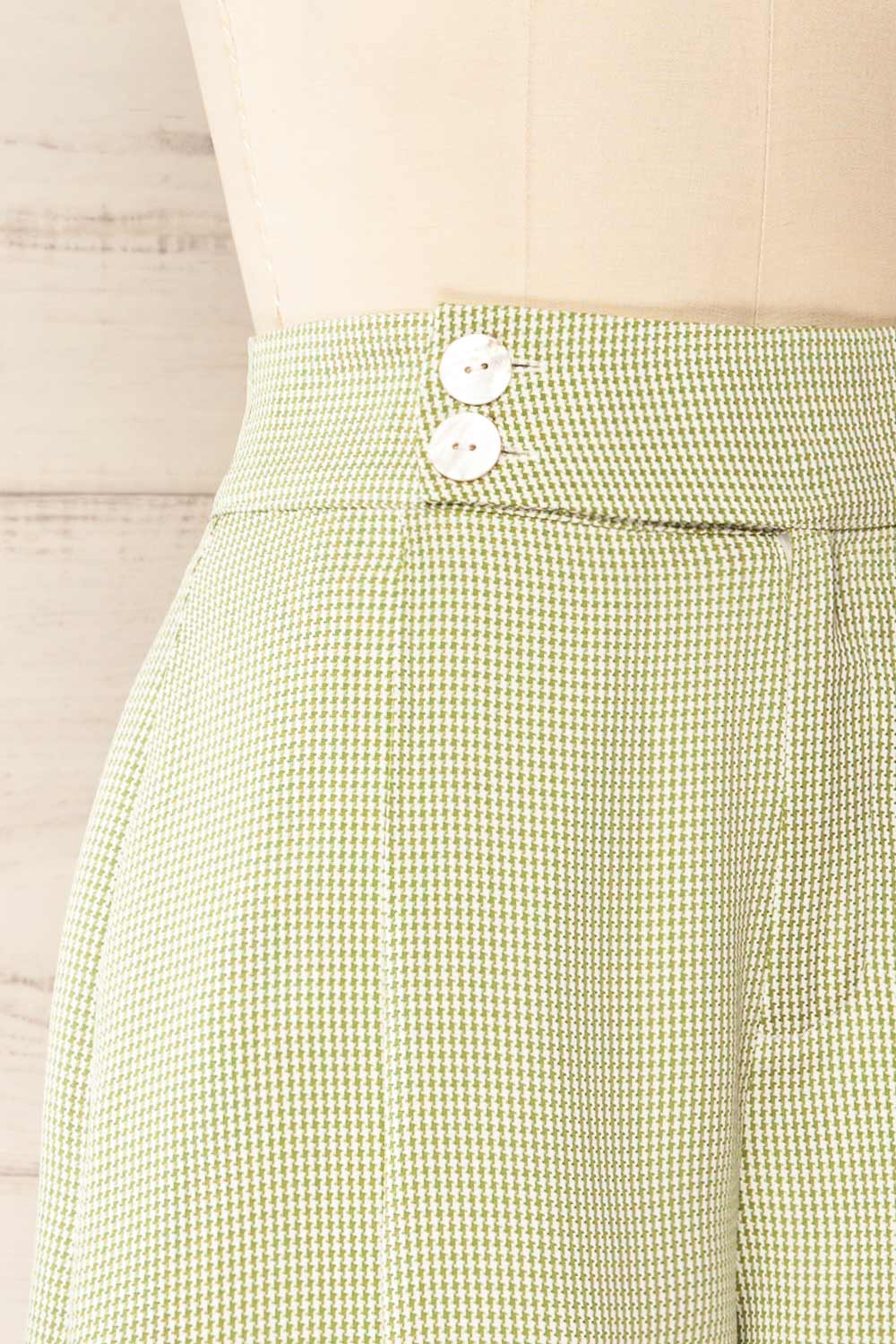 Bristol High-Waisted Green Houndstooth Shorts | La petite garçonne side close-up