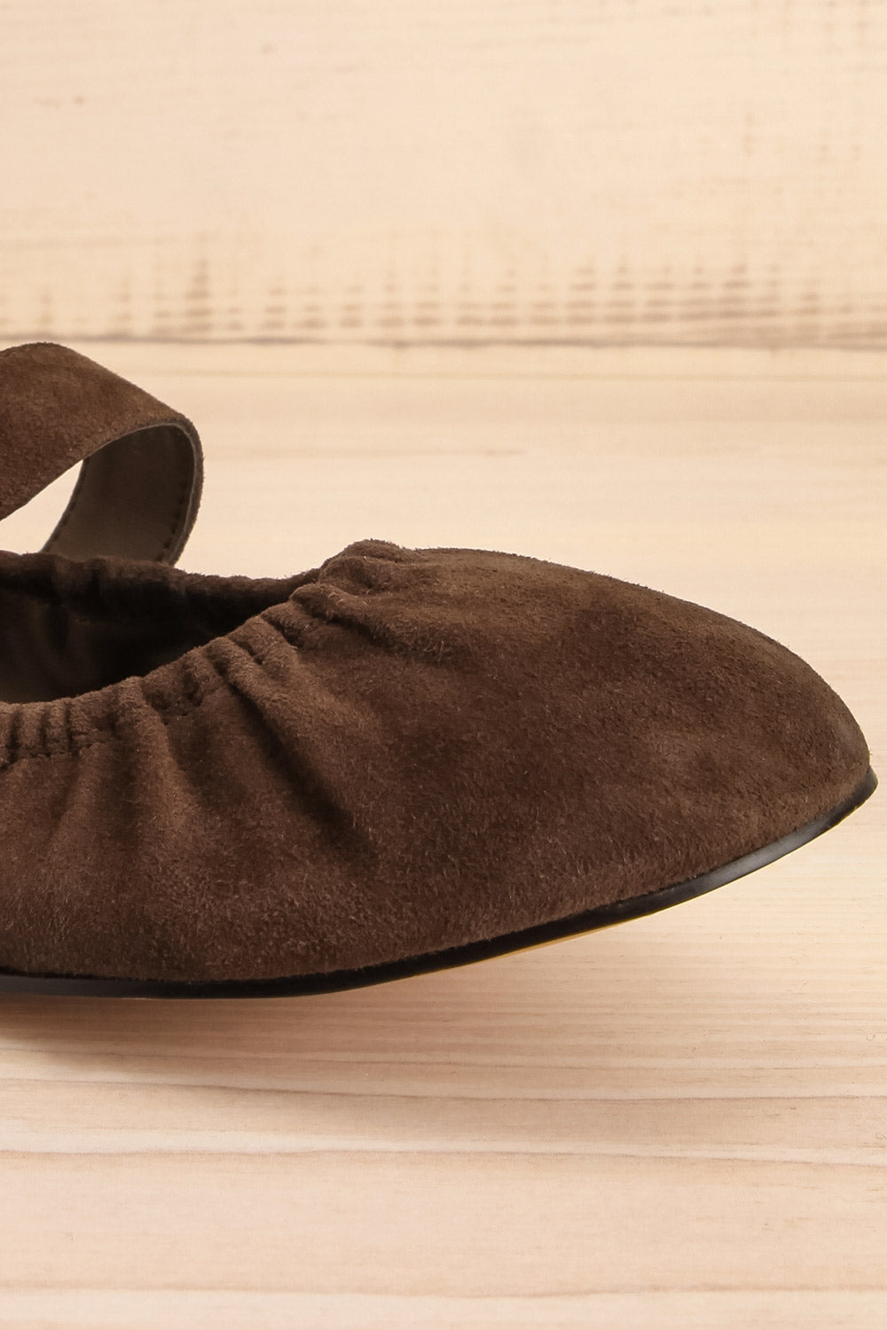 Caelie Brun | Ballerine en Suède avec Boucle Dorée