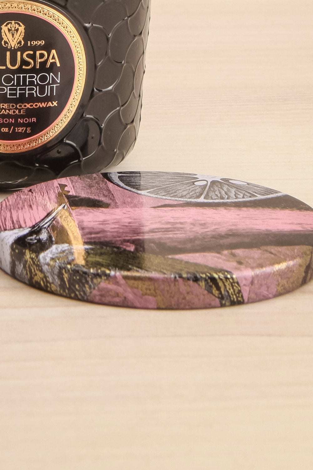 Pink Citron Grapefruit Small Textured Candle | Maison garçonne lid close-up