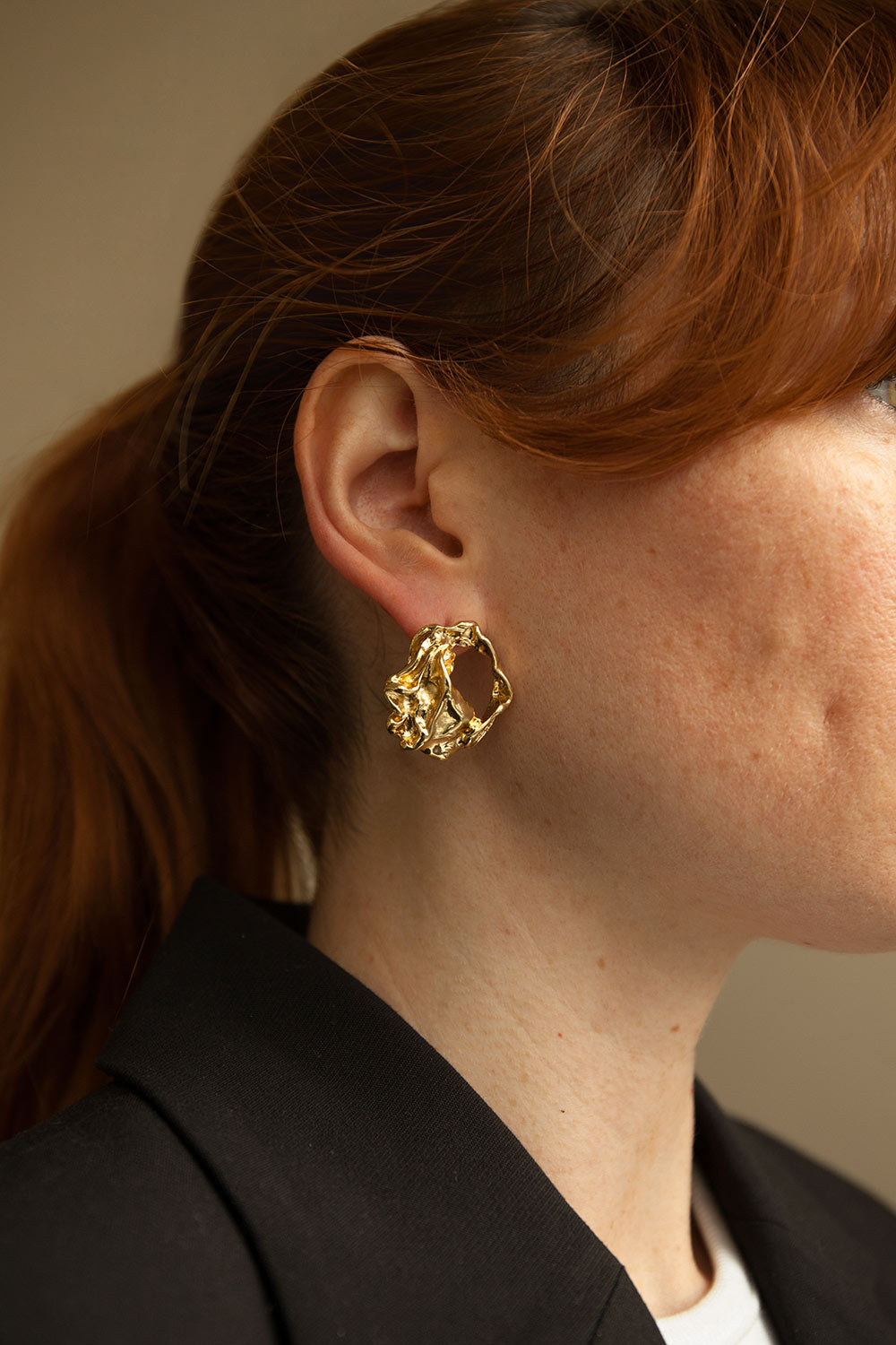 Choerry Set of Gold Textured Earrings | La petite garçonne model