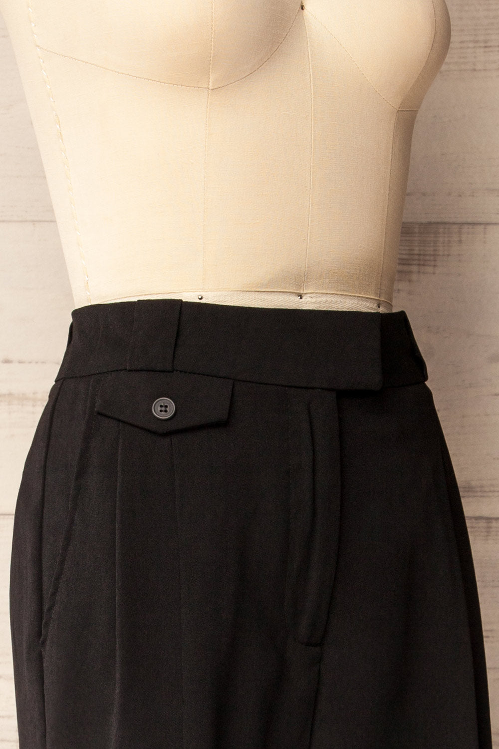 Cortona Black Straight-Leg Pants with Pleats | La petite garçonne side