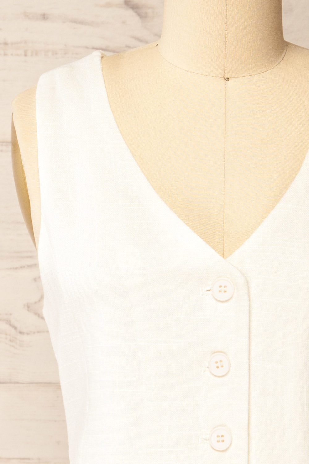 Darien Sleeveless Linen Ivory Vest | La petite garçonne  front 