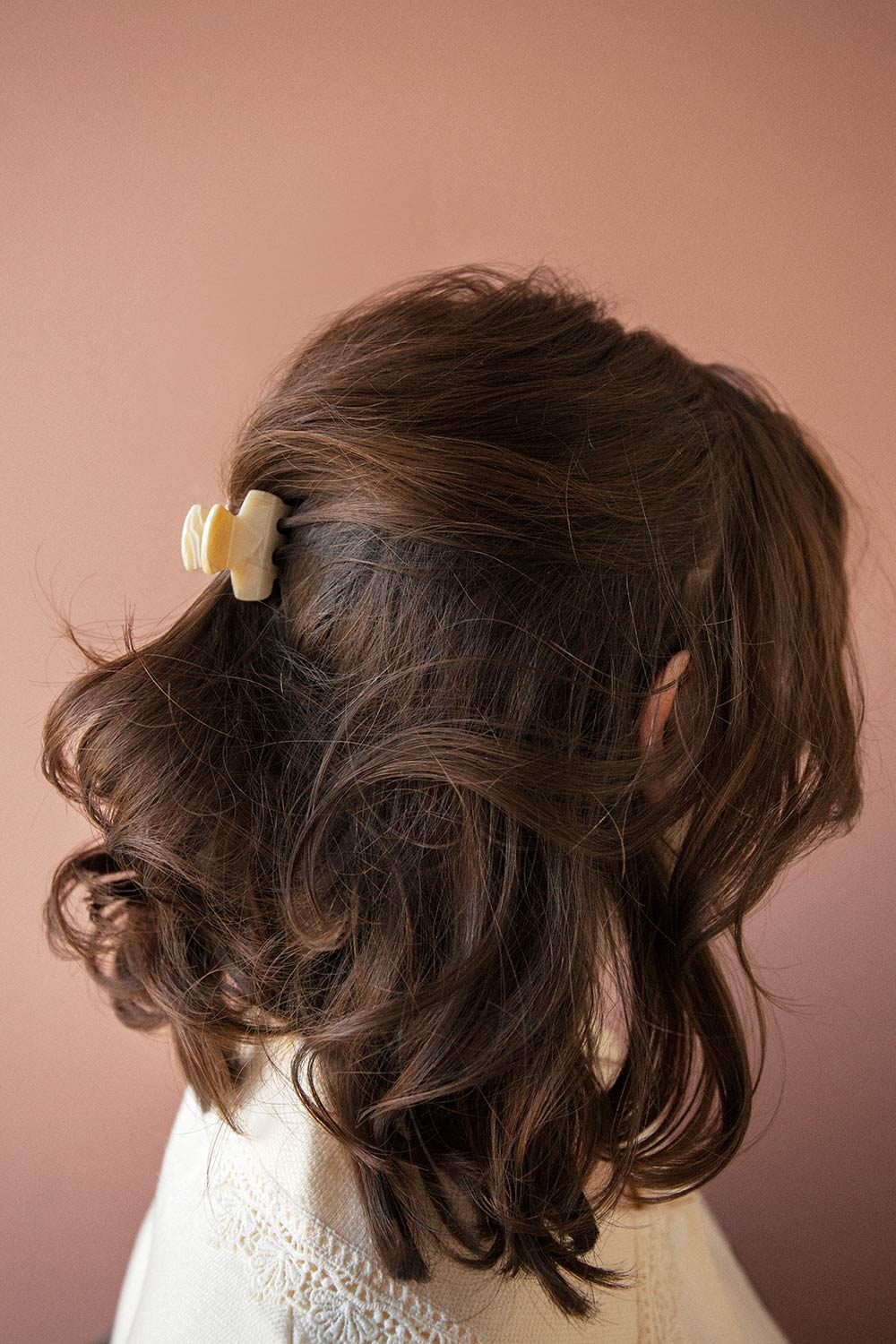 Dasiane Beige Marble Small Hair Clip | La petite garçonne model