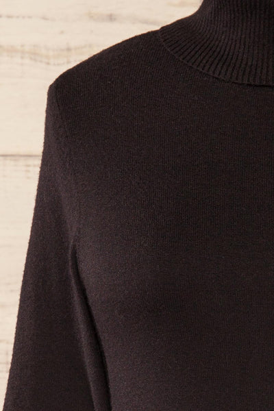 Derby Black Knit Turtleneck w/ Long Sleeves | La petite garçonne front close-up