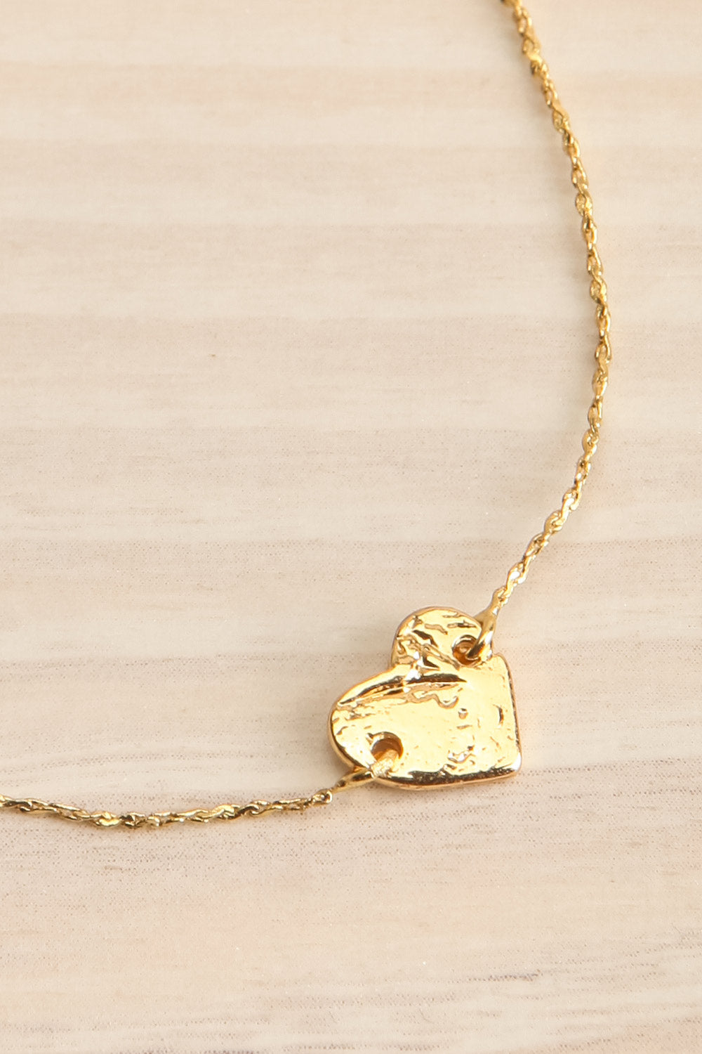 Durlan Gold Minimalist Heart Bracelet | La petite garçonne close-up