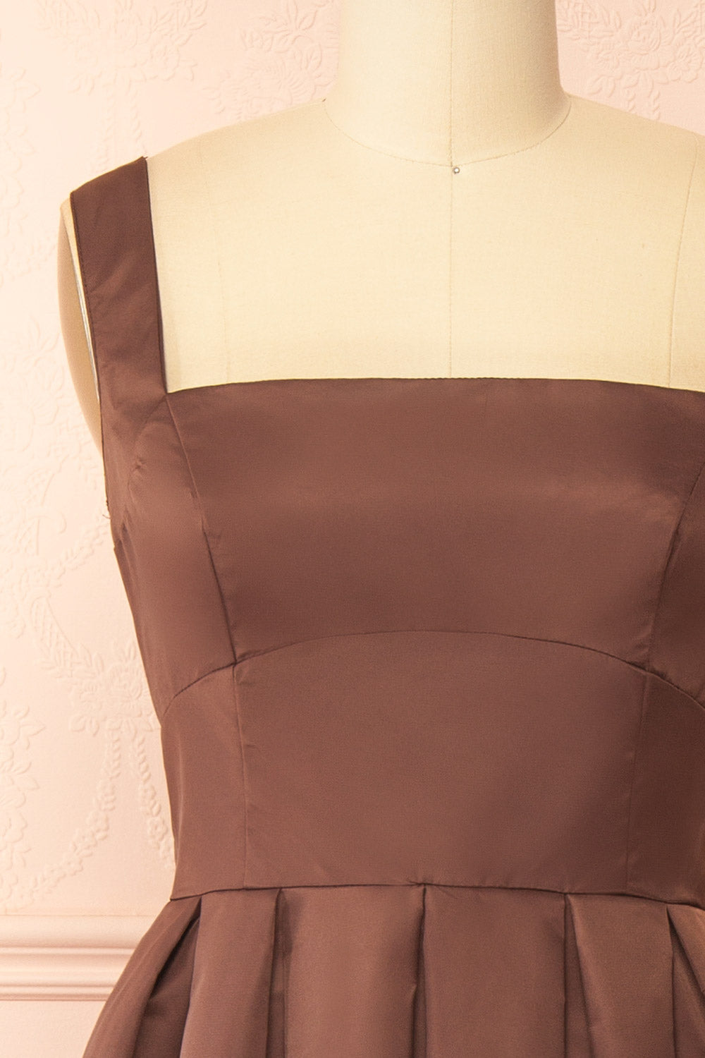 Edwina | Robe Brune Midi avec Jupe à Plis et Dos Échancré