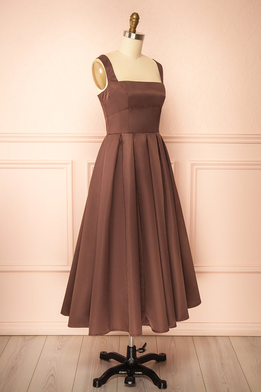 Edwina | Robe Brune Midi avec Jupe à Plis et Dos Échancré