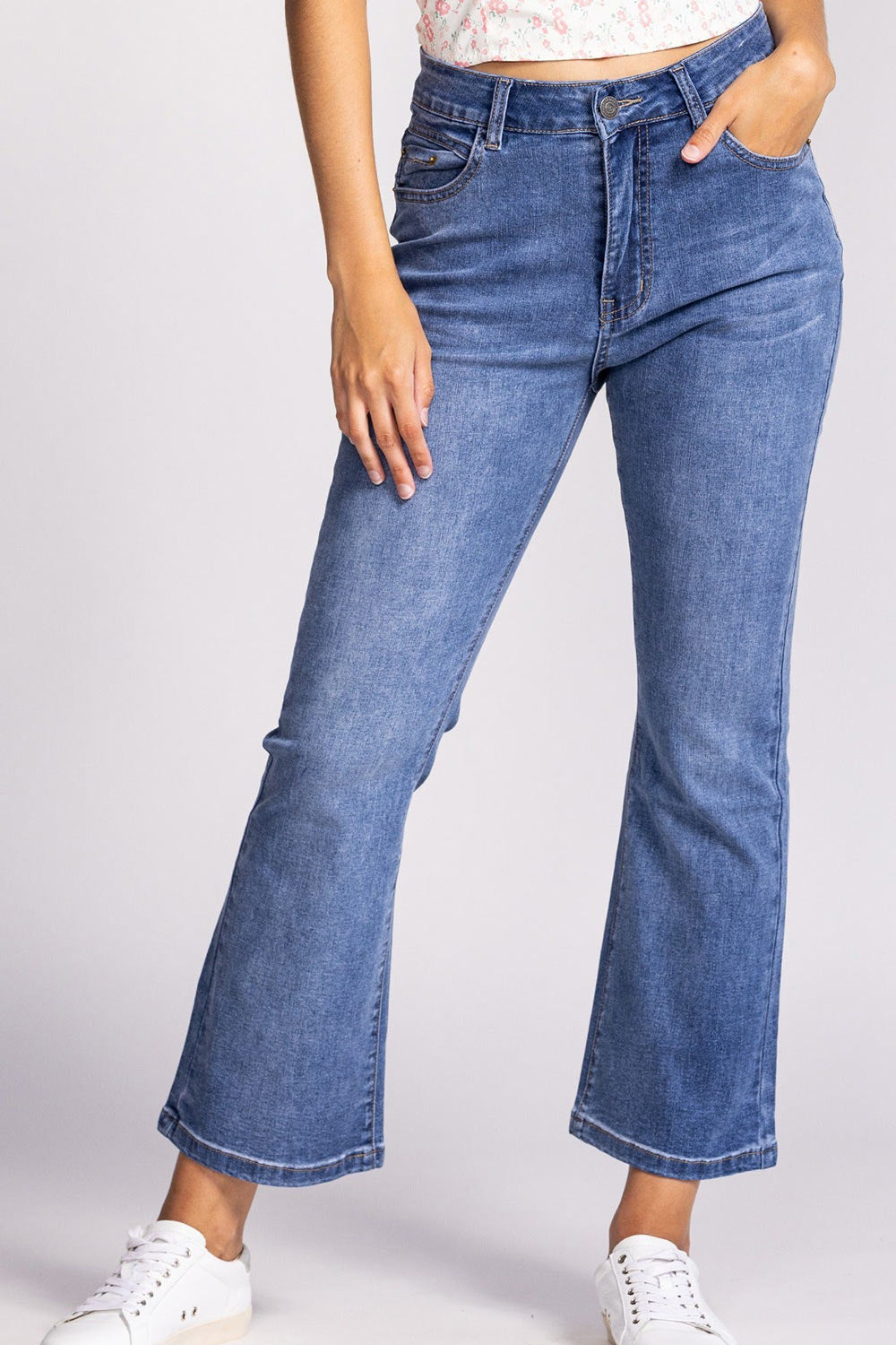 Eggjestolen High-Waisted Flared Leg Blue-Grey Jeans | La petite garçonne model