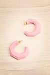 Eidbustranden Pink Carved Wood Hoop Earrings | La petite garçonne