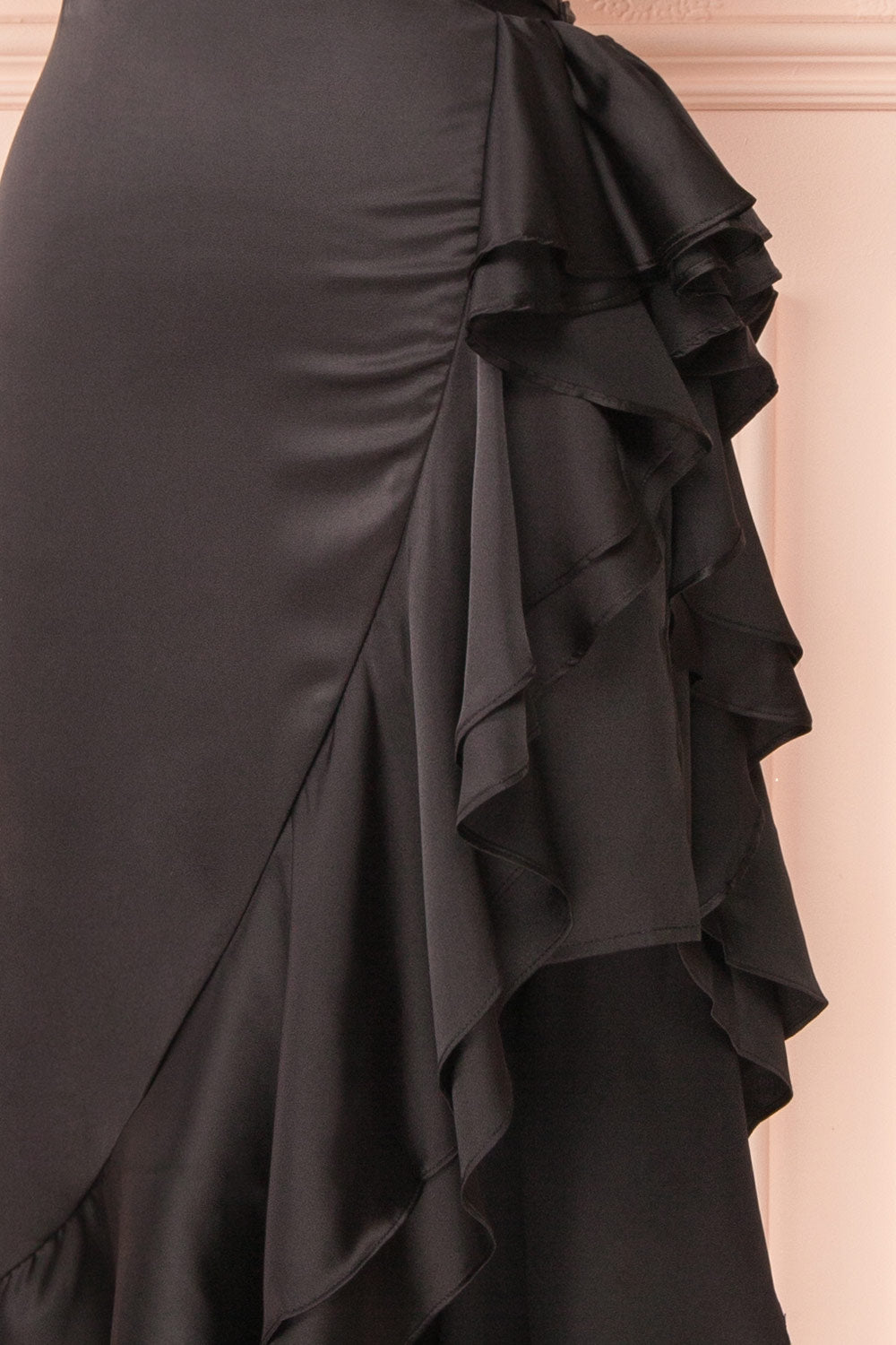 Eirlys Noir | Robe Asymétrique en Satin à Volants