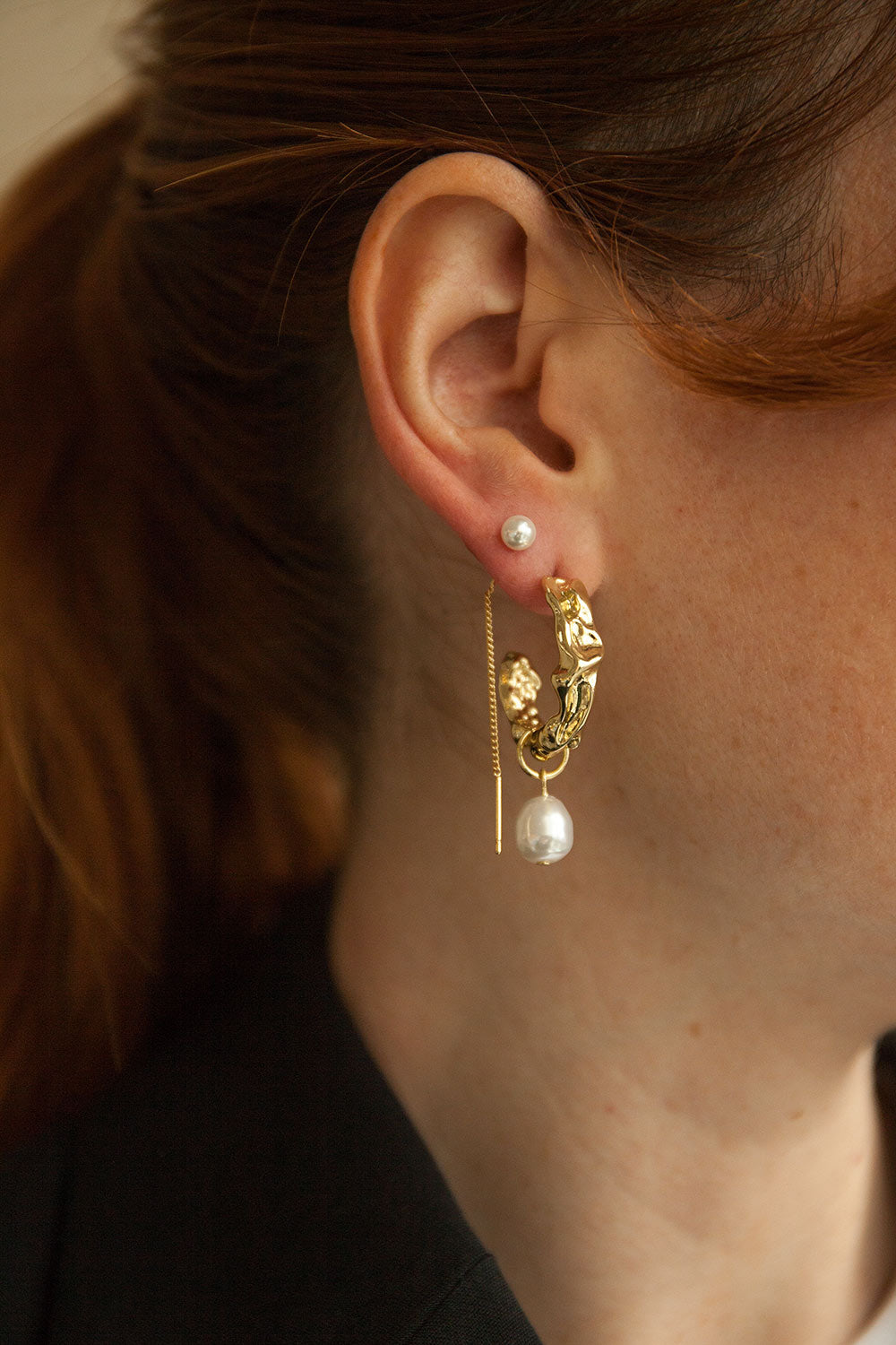 Elba Gold Thread Through Earrings w/ Pearl | La petite garçonne model 1