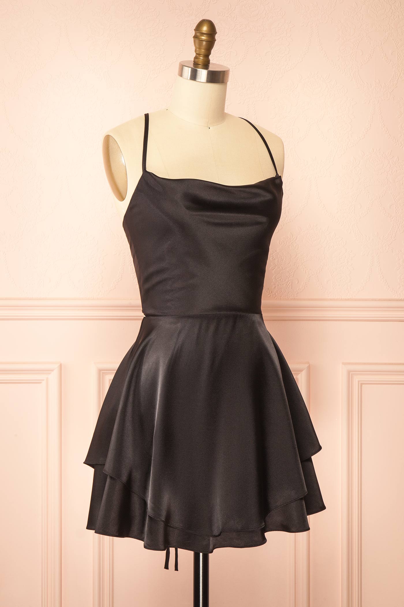 Ellya Noir | Robe Courte en Satin à Lacets au Dos