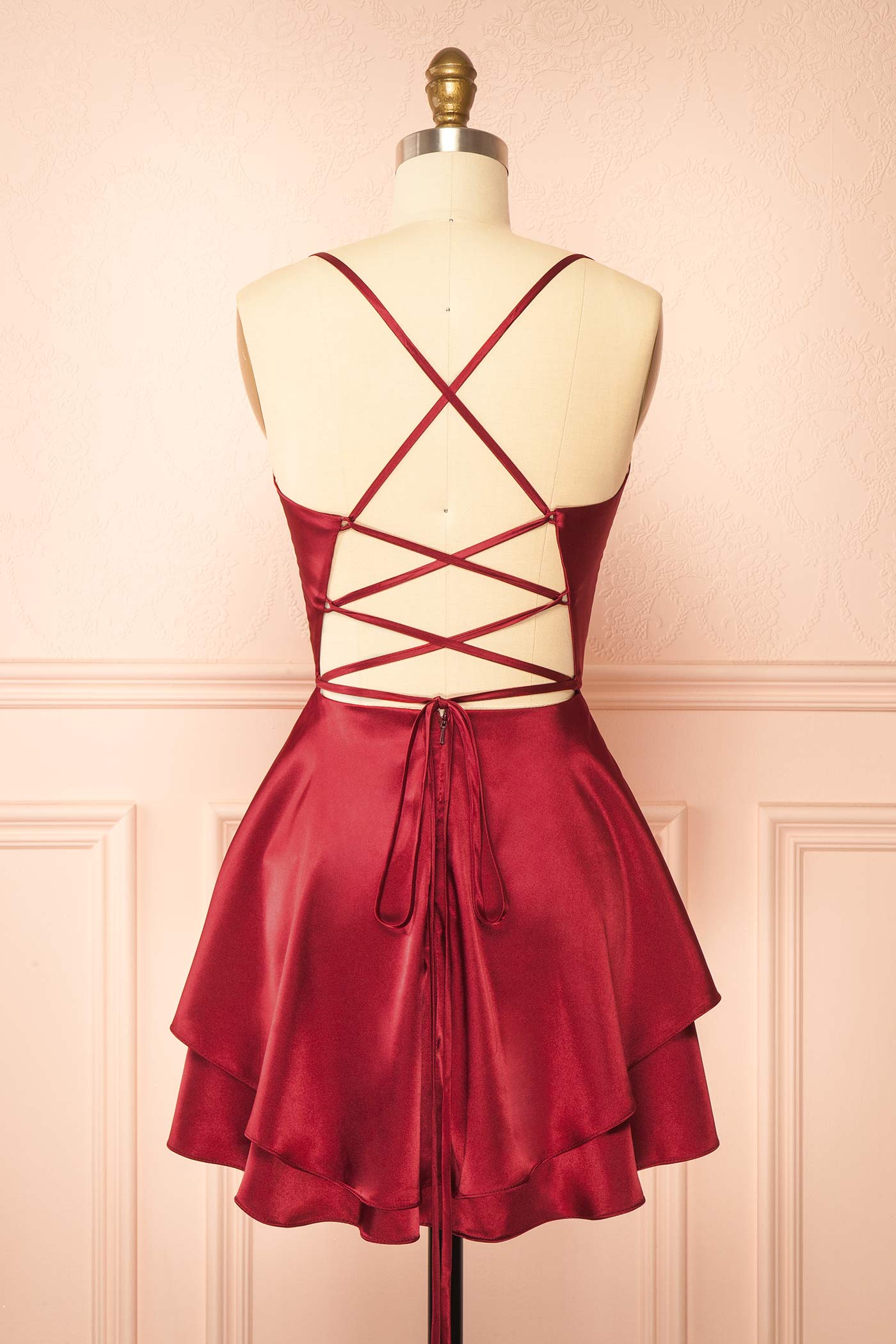 Ellya Bourgogne | Robe Courte en Satin à Lacets au Dos