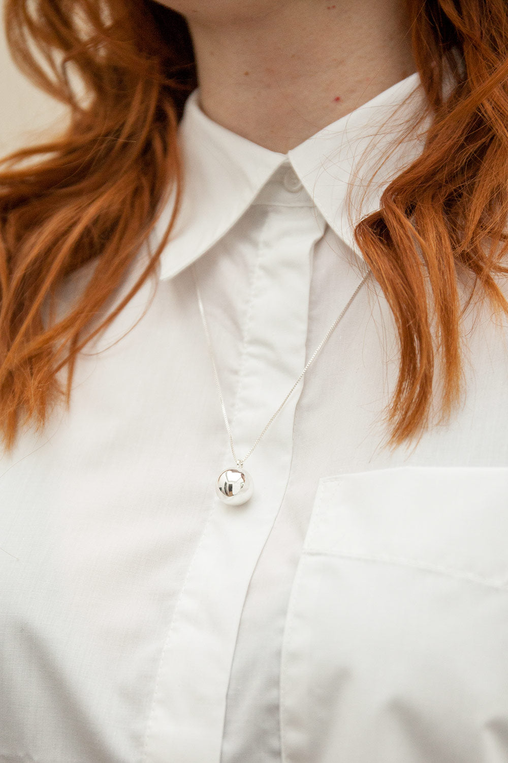 Ernae Silver Adjustable Necklace w/ Ball Pendant | La petite garçonne model