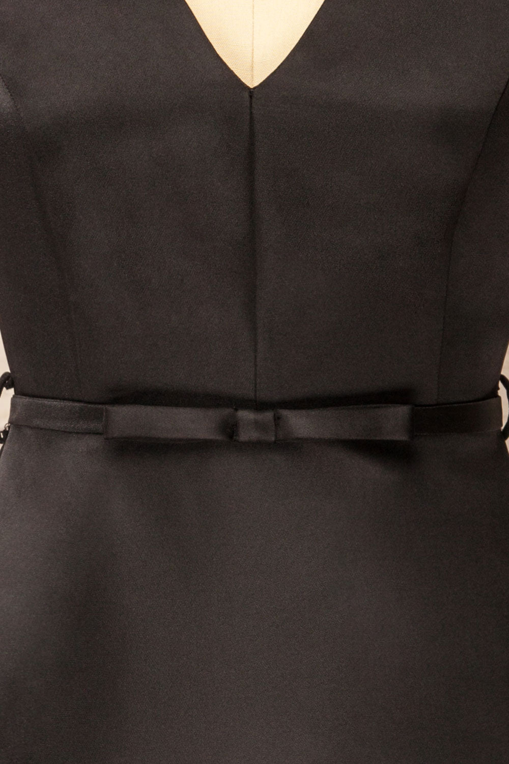 Evesham Short Black Dress w/ Ribbon Belt | La petite garçonne bow close-up