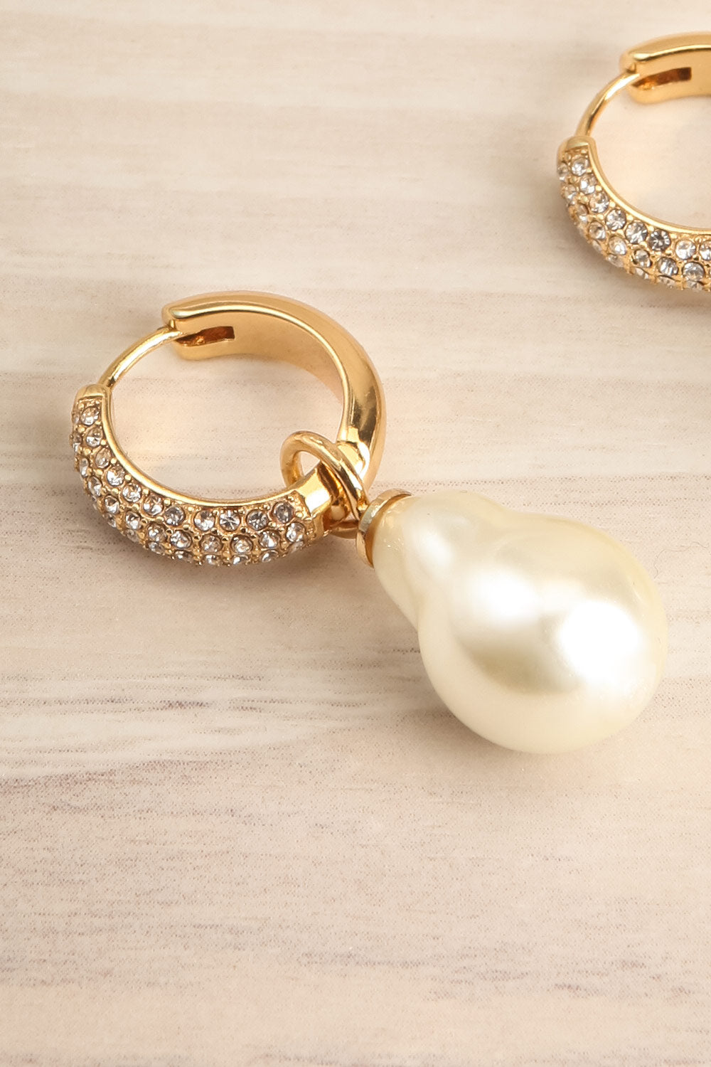 Eyllis Gold Hoop Earrings w/ Pearl Pendant | La petite garçonne close-up