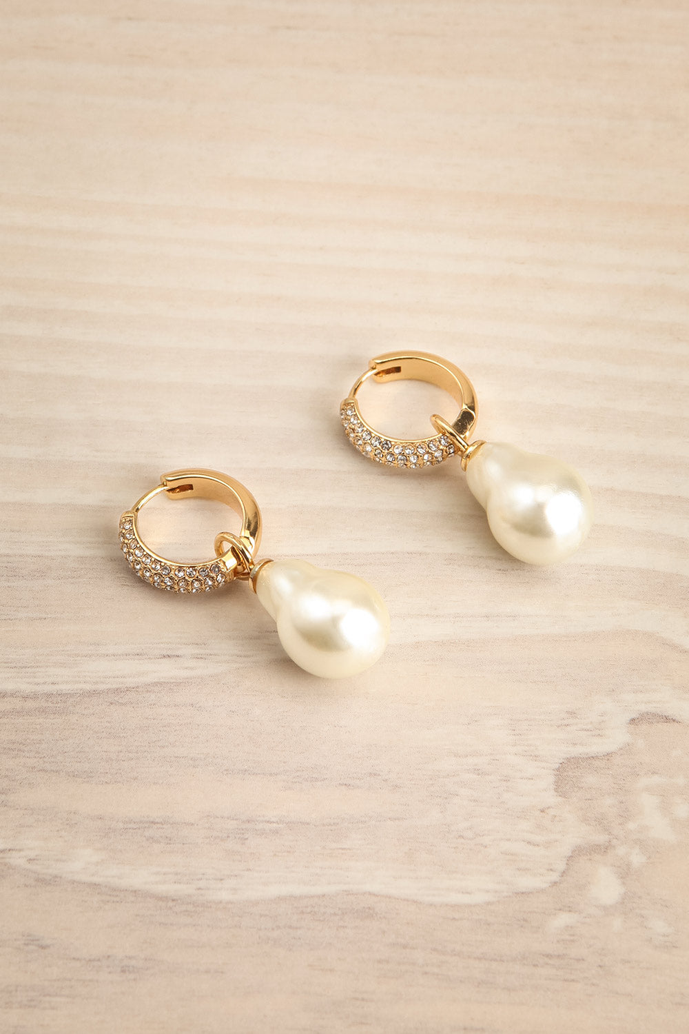 Eyllis Gold Hoop Earrings w/ Pearl Pendant | La petite garçonne