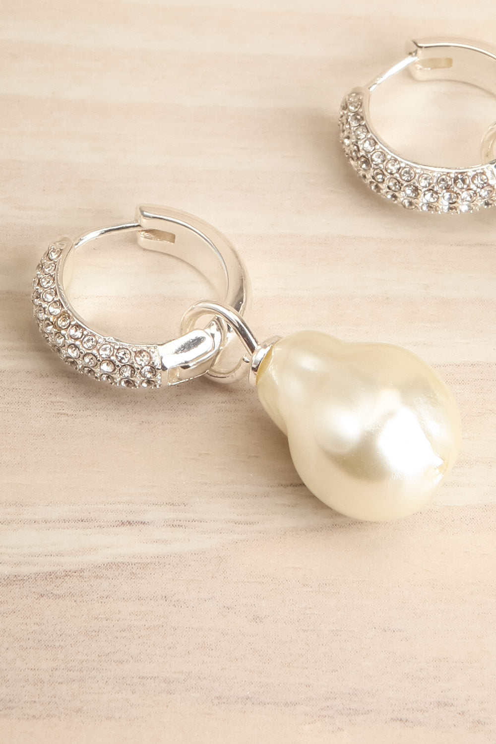 Eyllis Silver Hoop Earrings w/ Pearl Pendant | La petite garçonne close-up