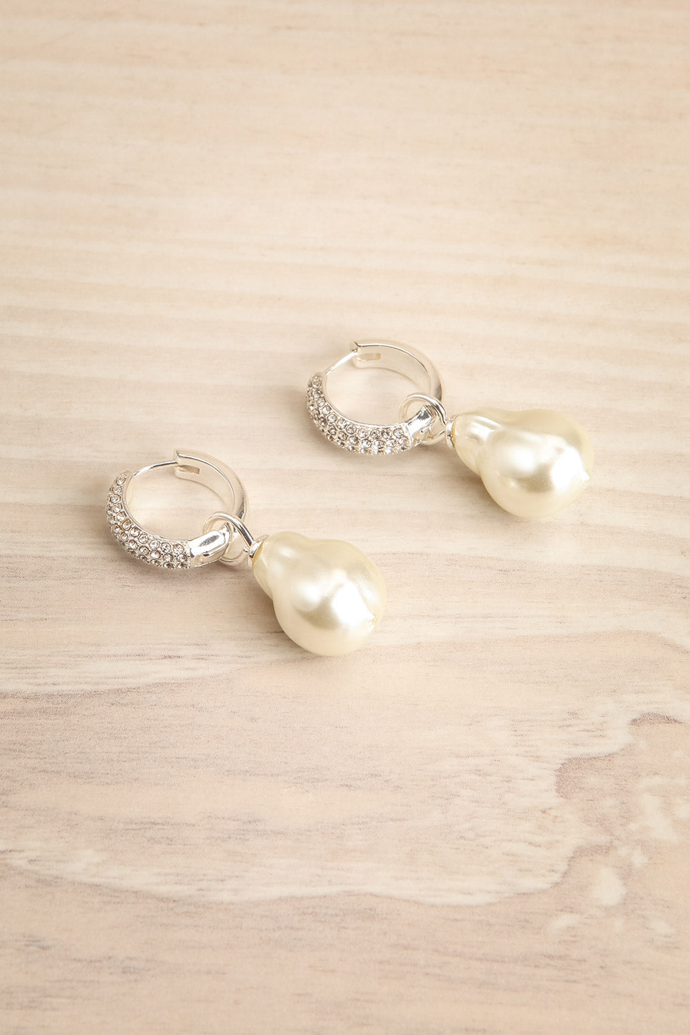Eyllis Silver Hoop Earrings w/ Pearl Pendant | La petite garçonne