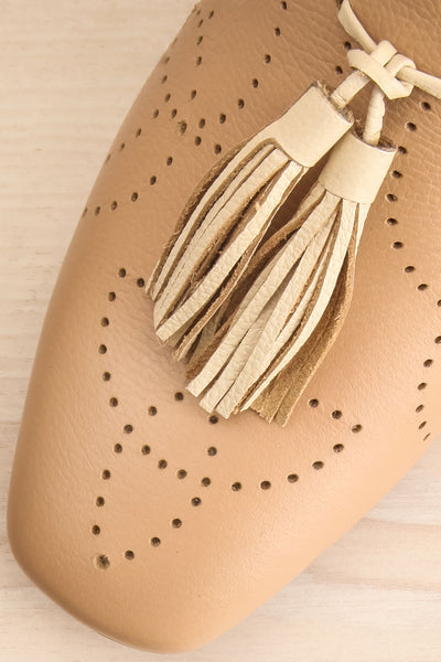 Flowur Bicolored Heeled Loafer w/ Perforations | La petite garçonne flat close-up