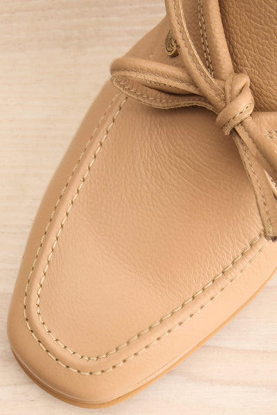 Focus Beige Bicolored Heeled Loafer | La petite garçonne flat close-up