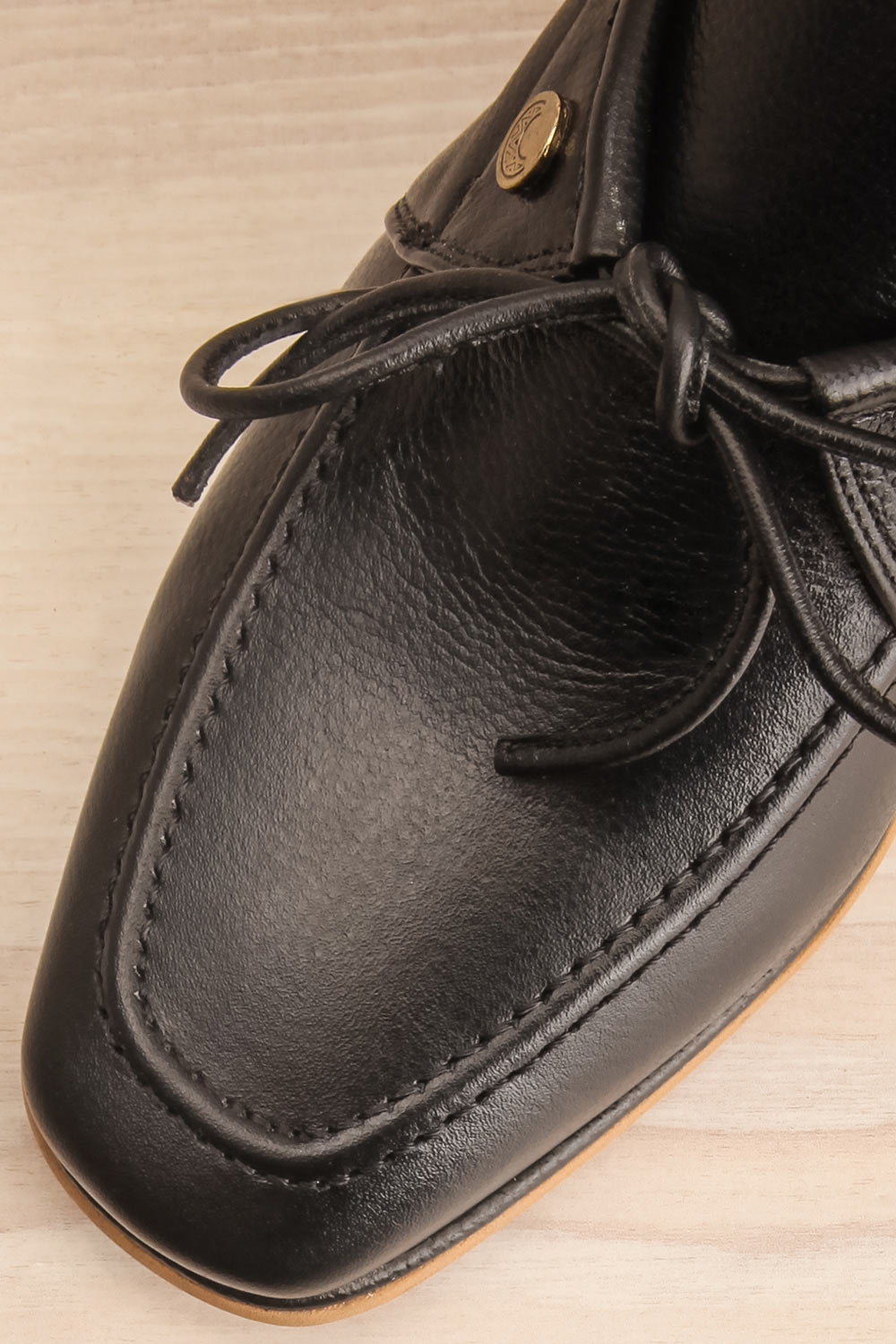 Focus Black Bicolored Heeled Loafer | La petite garçonne flat close-up