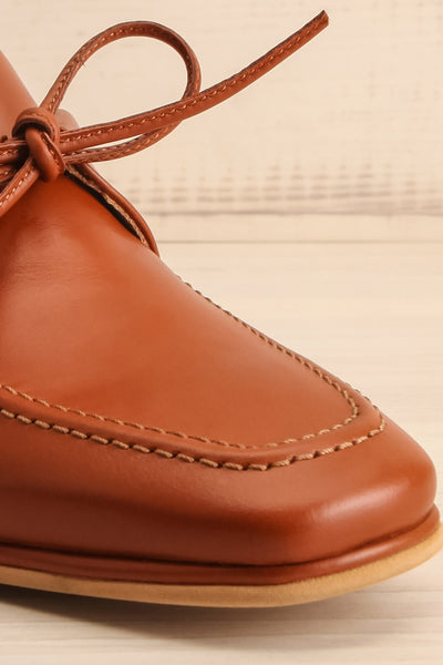 Focus Brown Bicolored Heeled Loafer | La petite garçonne front close-up
