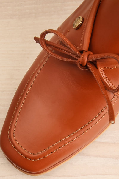 Focus Brown Bicolored Heeled Loafer | La petite garçonne flat close-up