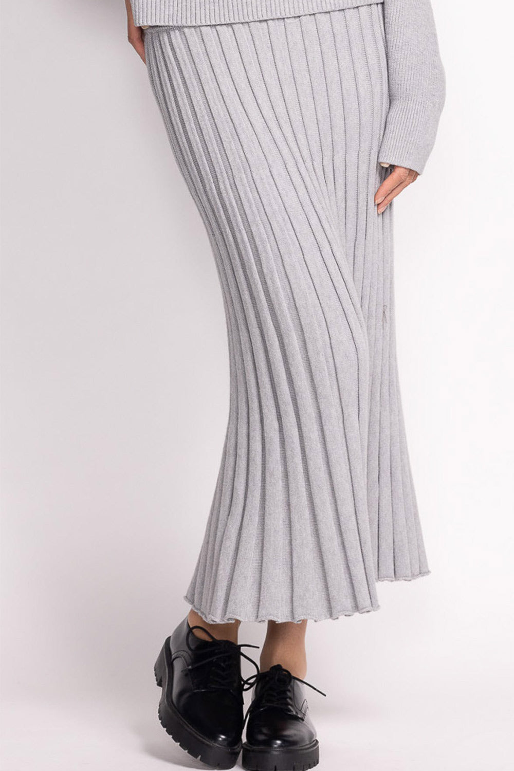 Geneina Long Grey Knitted Skirt | La petite garçonne model