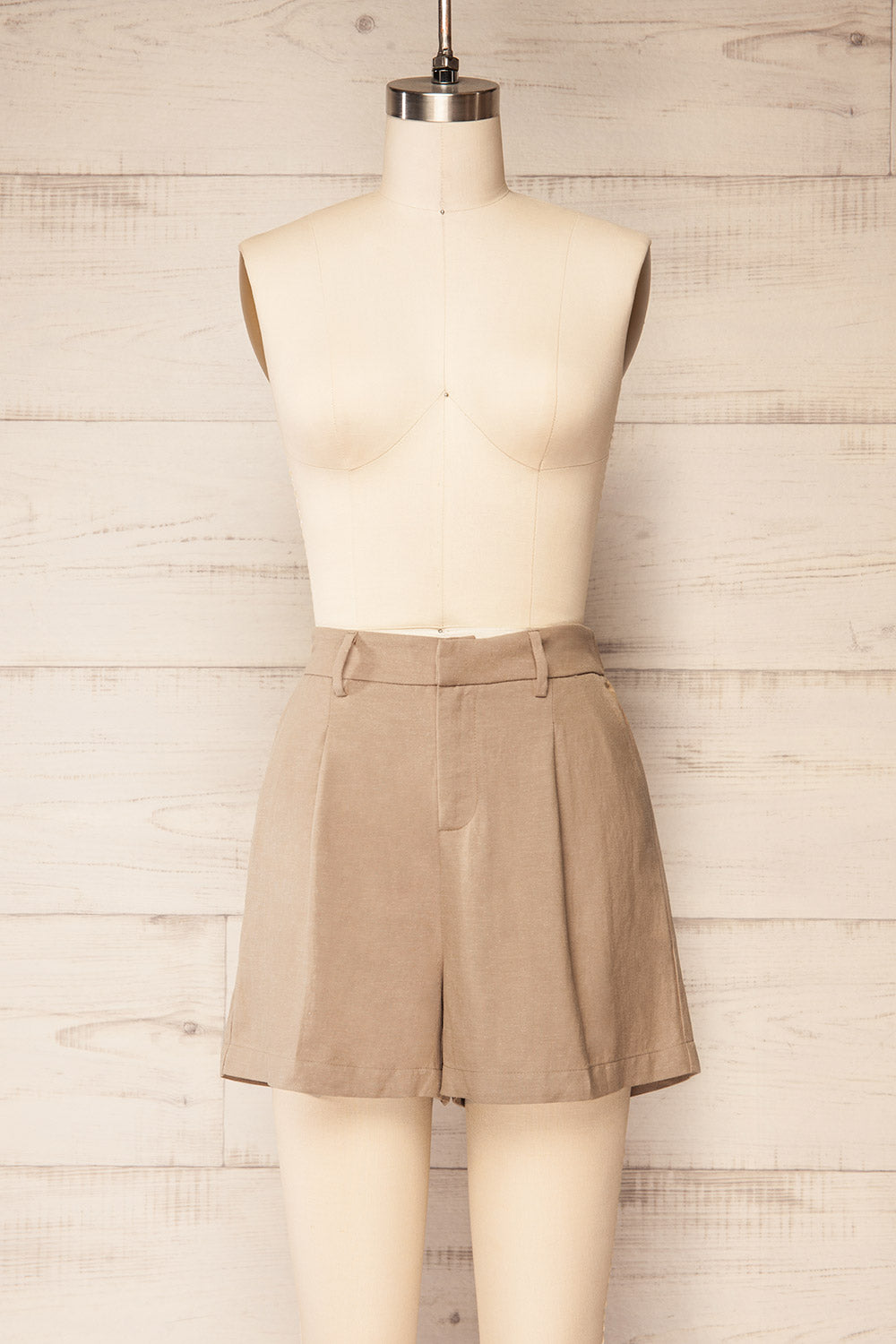 Gifford Khaki Linen Shorts w/ Elastic Waistline | La petite garçonne front view