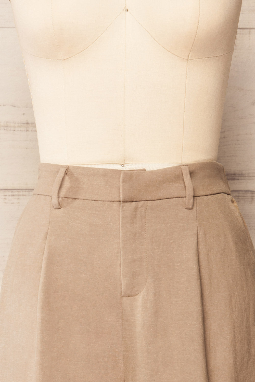 Gifford Khaki Linen Shorts w/ Elastic Waistline | La petite garçonne front