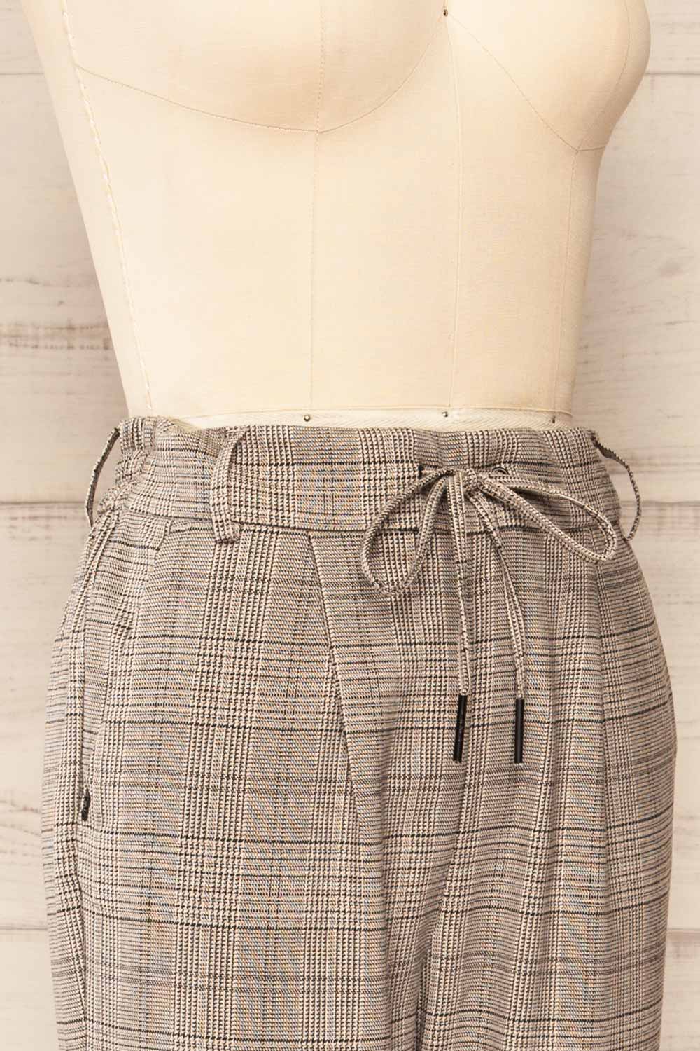 Hamilton Grey High-Waist Plaid Drawstring Pants | La petite garçonne side close-up 