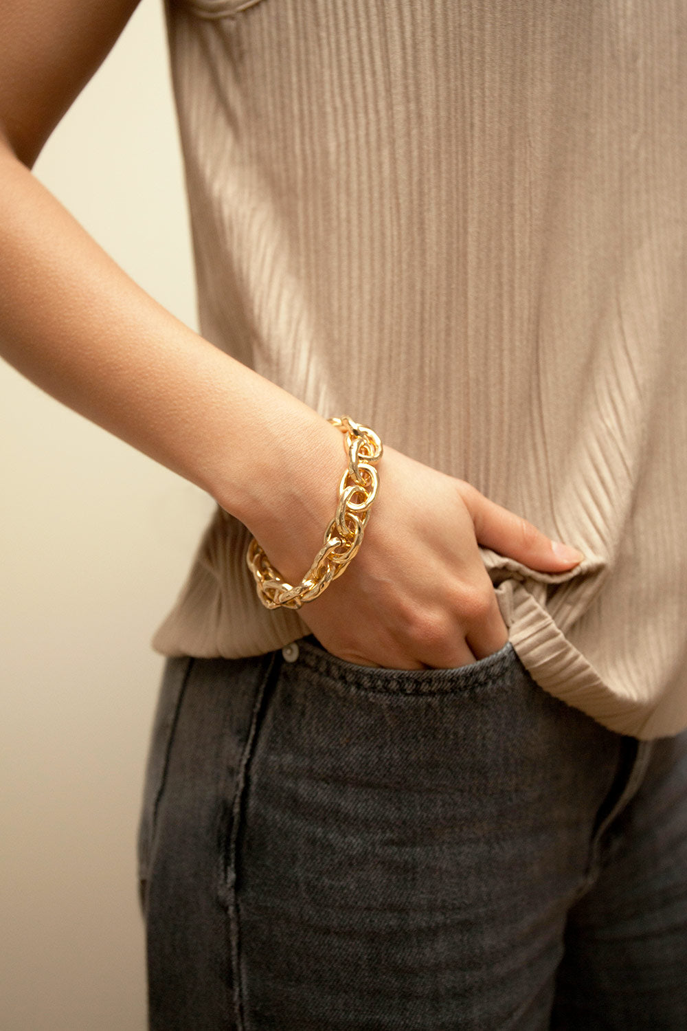 Hedylogos Gold Elastic Chain Link Bracelet | La petite garçonne model