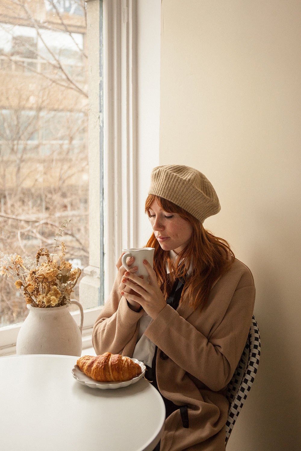 Huaraz Beige Knit Beret | La petite garçonne front view model