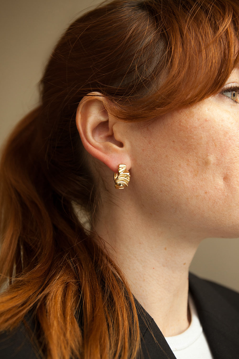 Isolone Gold Wavy Hoop Earrings | La petite garçonne model